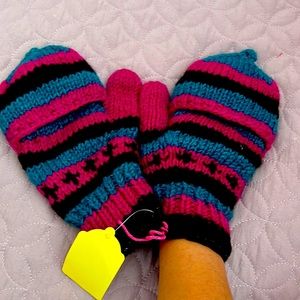 Handmade pure wool gloves